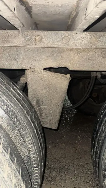 Bogie hanger cracked through (before)
