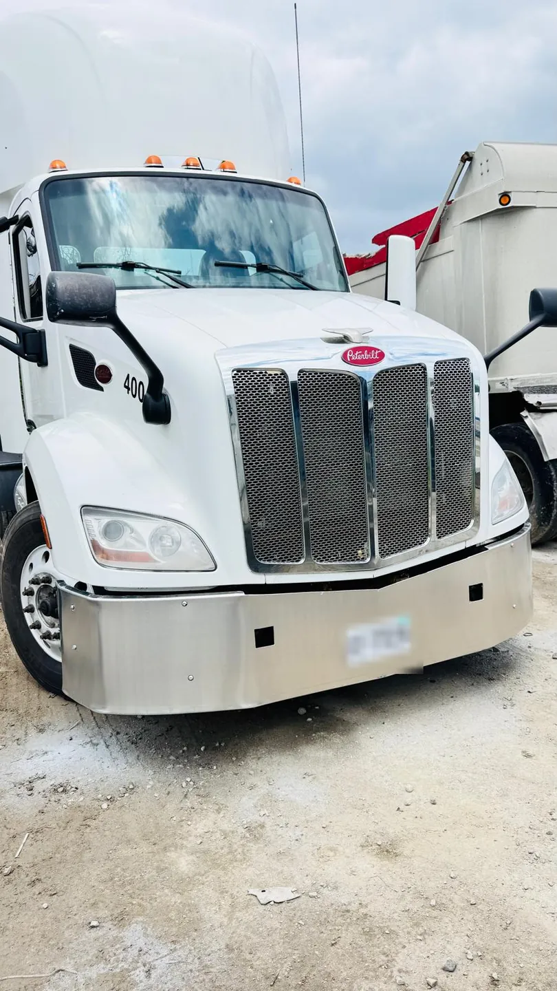Peterbilt 579 with a new bumper installed by Baaz