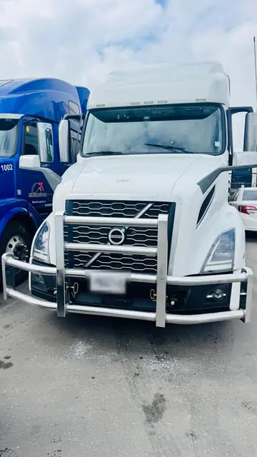 Volvo VNL: heavy-duty deer guard fitted